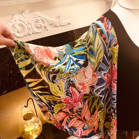 Butterfly 🦋 sleeve Flowy Top! - Picture 5 of 10